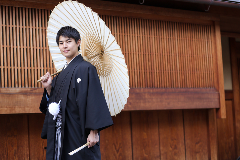 町屋バックに一人ショット