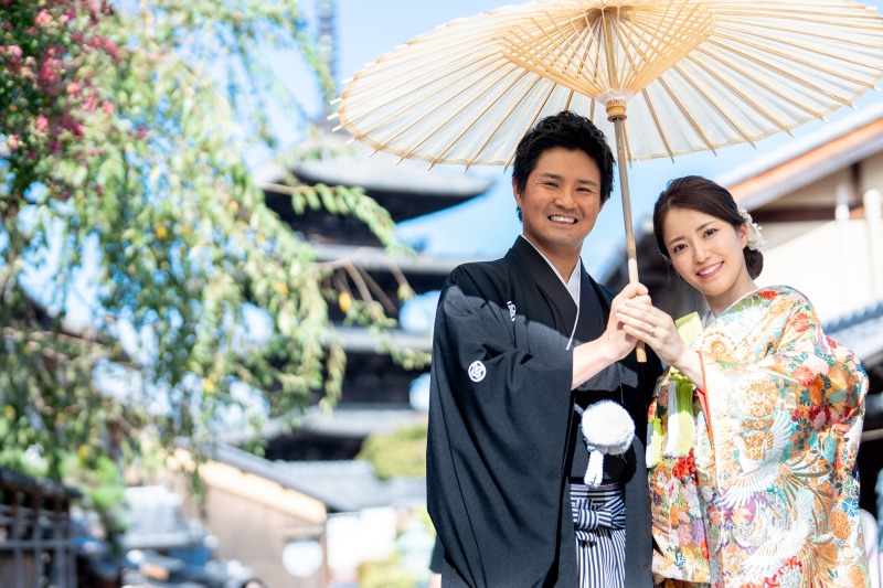 八坂の塔を背景に、美しき和装姿