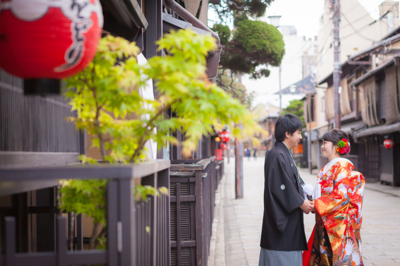 町家に色さす都をどりの赤い提灯