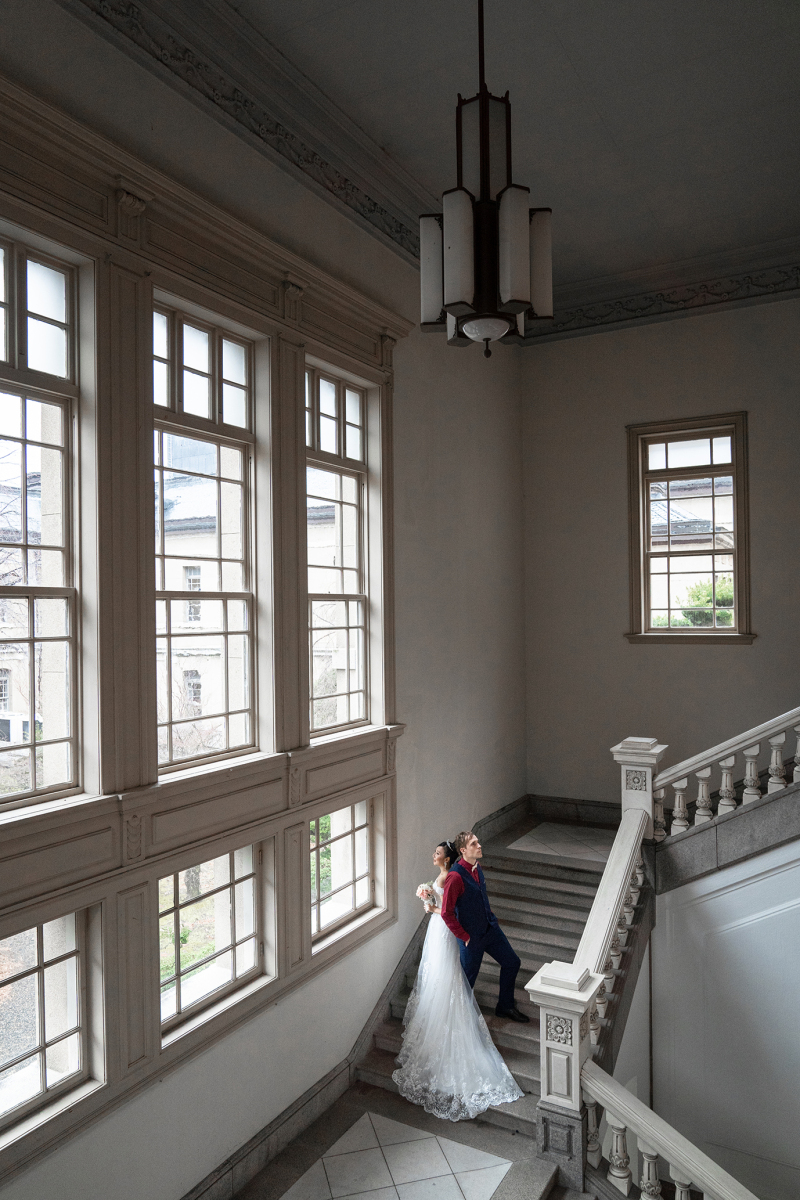 吹き抜けの階段で