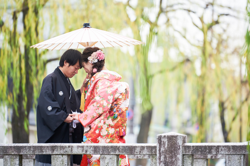 柳をバックに。