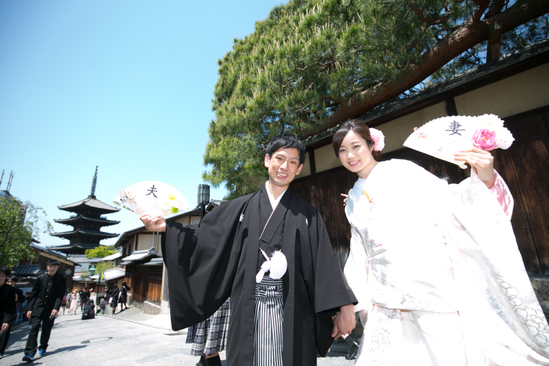 青空にそびえる八坂の塔