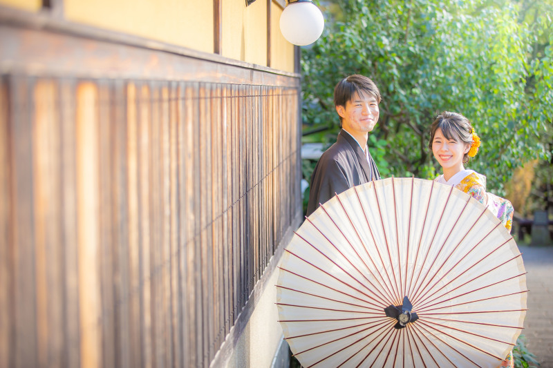 二人で持つ白傘