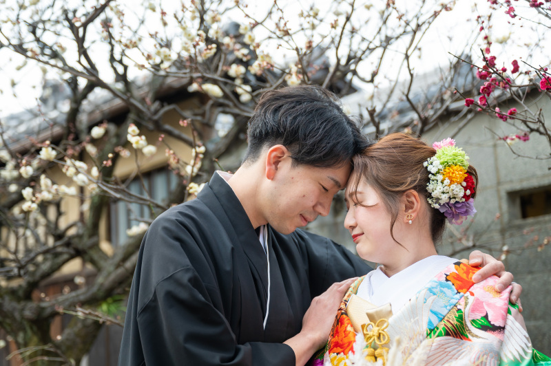 白梅をバックに映える黒紋服