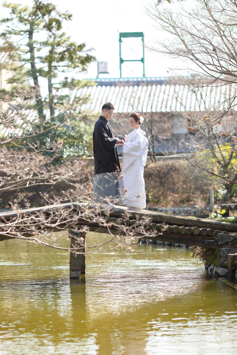池周りを渡る橋もいくつかあります。