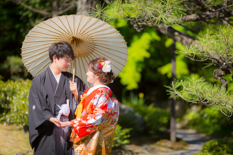 手を取り合って。