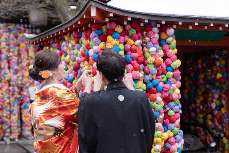 お堂に括りざるをつけて