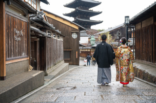 雨の八坂と光明寺