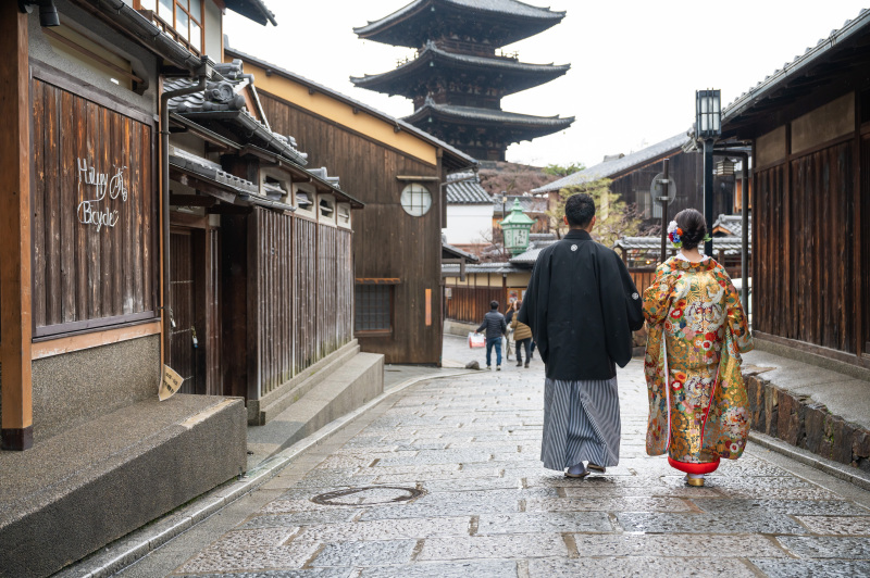 雨の八坂と光明寺
