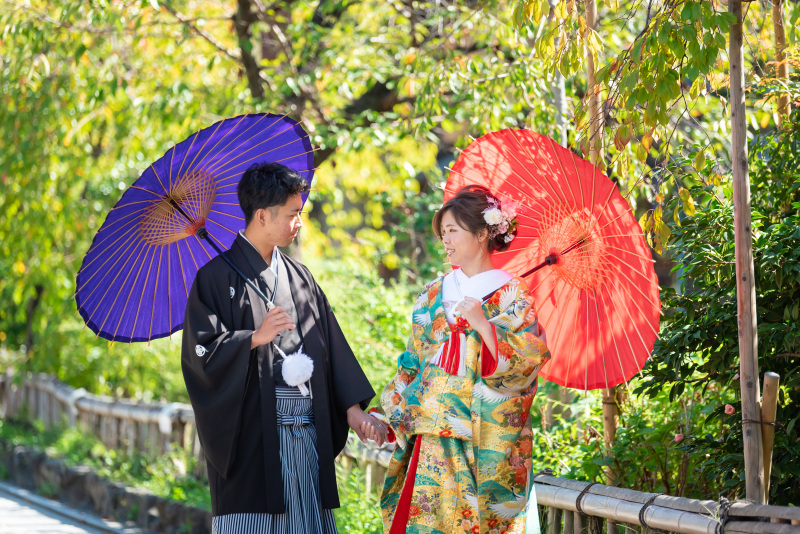 軽くつないだ手