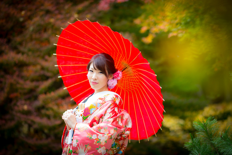 赤傘を持ってはんなり。