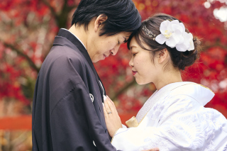 紅葉が見守る中、ふたりの優しい想いが写真にそっと宿った瞬間です。
