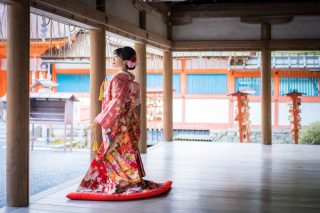 大切な一日を華やかに・美しく残したいですよね。打掛姿が綺麗に映える構図もお任せください！新婦様一人一人の雰囲気に合ったポーズを引き出します。