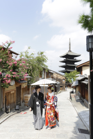 八坂通を歩くお二人です。誰もいない瞬間でラッキーでした。