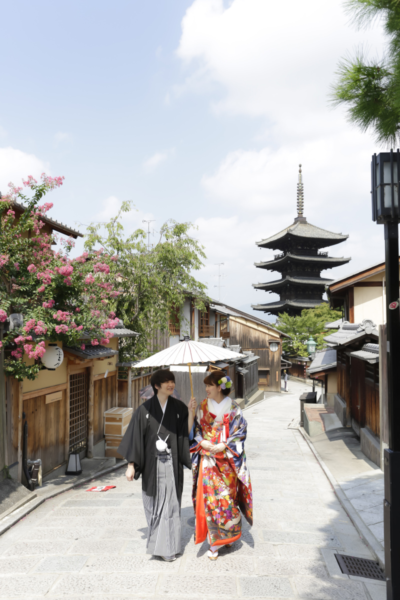 八坂通を歩くお二人です。誰もいない瞬間でラッキーでした。