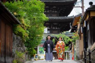八坂の塔と緑とお二人のバランスを狙いました。