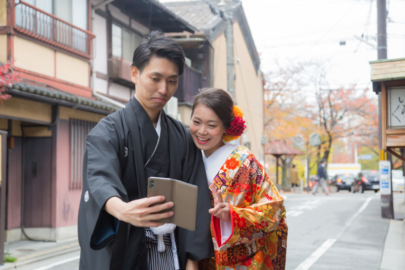 ロケ終了間際、お店まで戻ってきた二人が名残惜しそうに携帯で自撮りしているオフショットです。