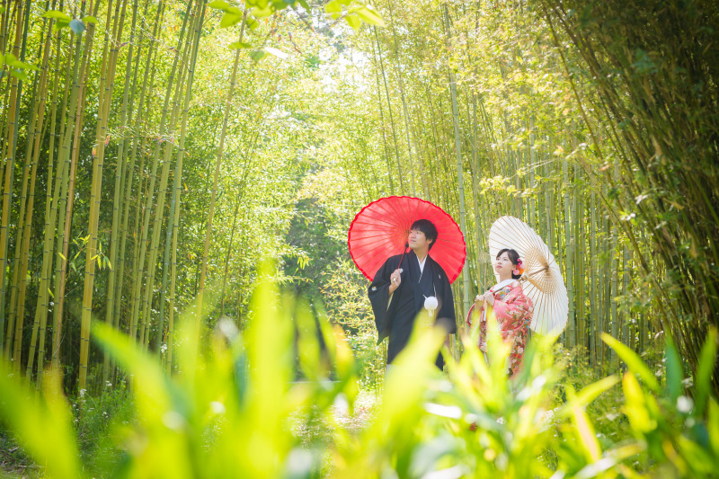 ロケーション前撮りならでは。自然の中のおふたりの姿は何度見てもうっとりしますね。同じ場所でも季節ごとに変わる雰囲気。一年中“今度はどんな写真を撮ろうか”ワクワクしています。