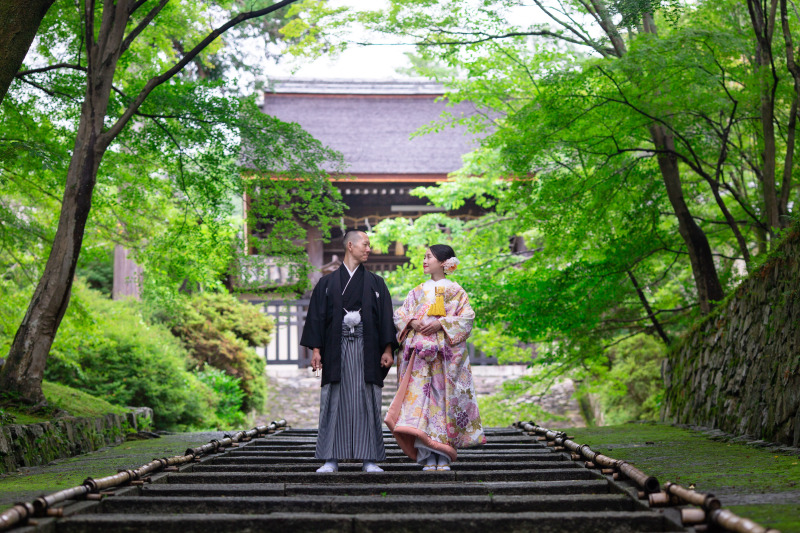 【春は枝垂れ桜、秋は紅葉】毘沙門堂
