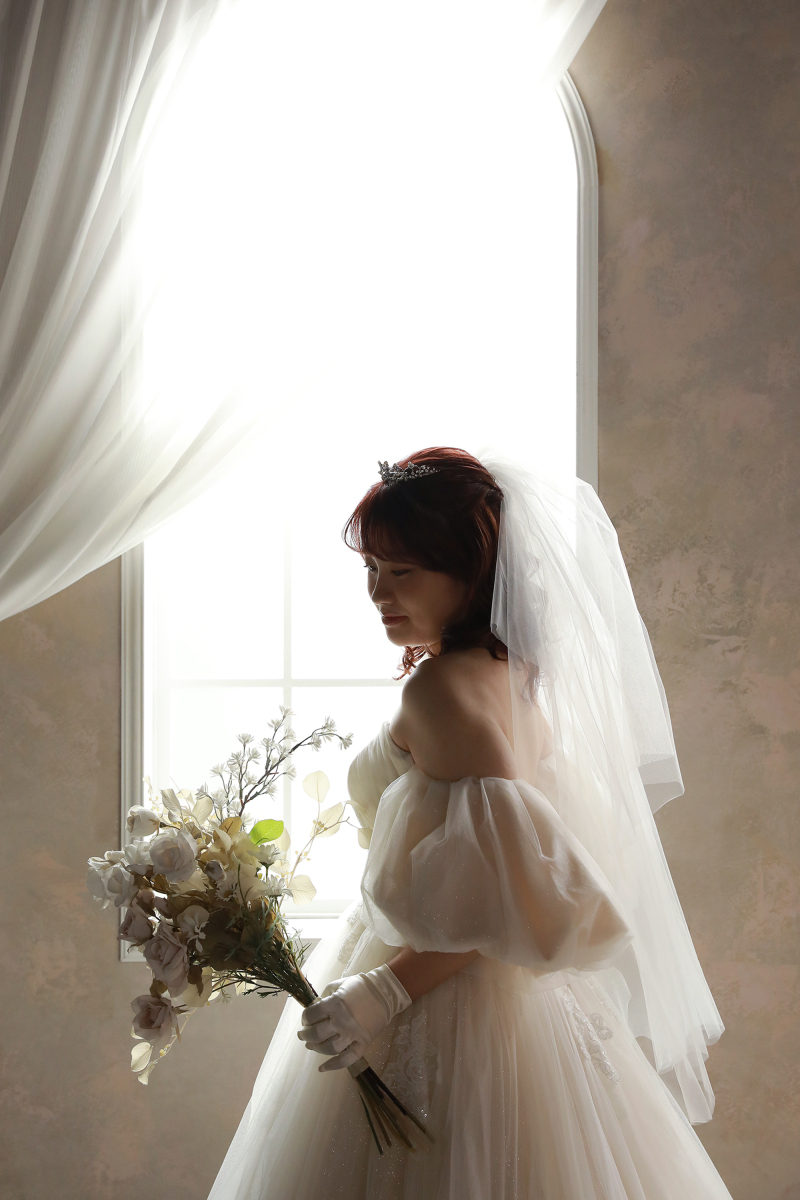 窓辺でポージング