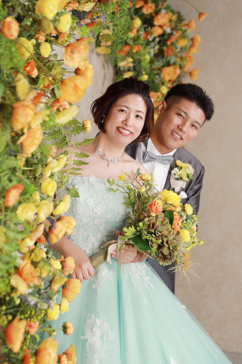 フラワーアーチから2ショット