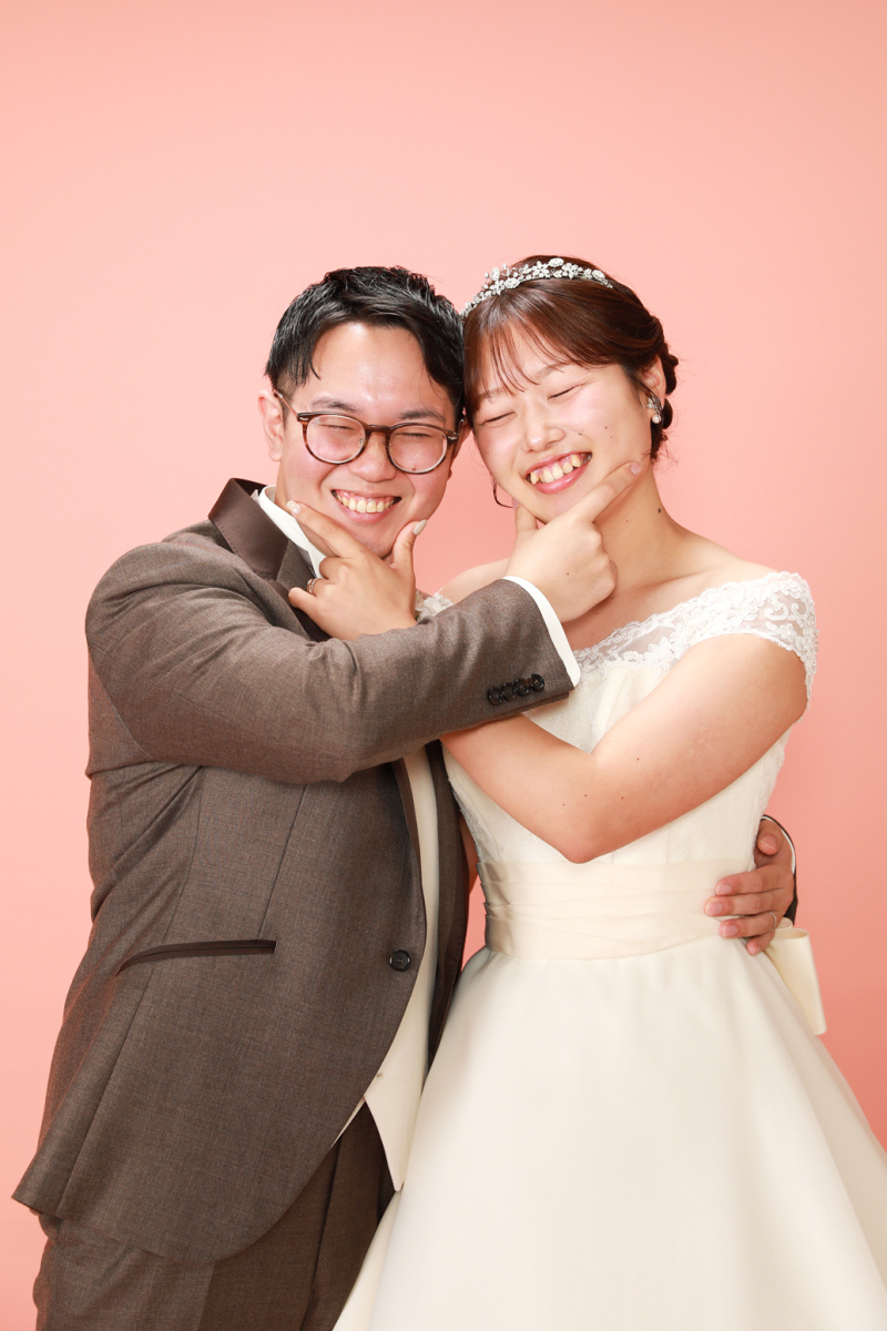 お顔を寄せ合ってあごピース