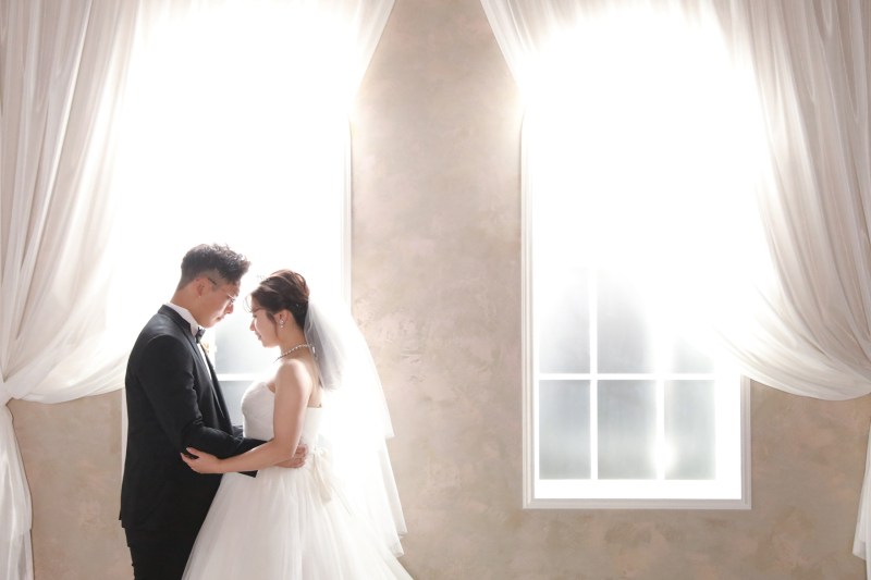 窓際で寄り添って…