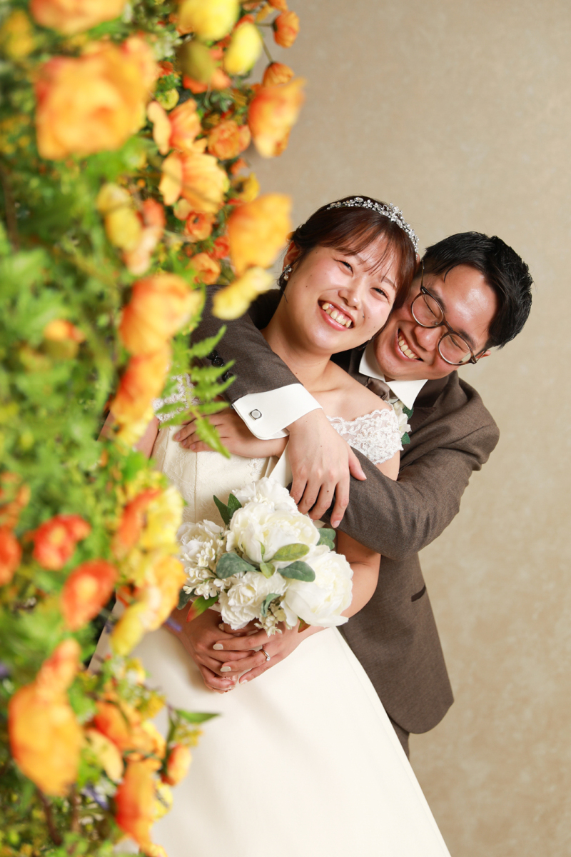 カラフルなフラワー越しに