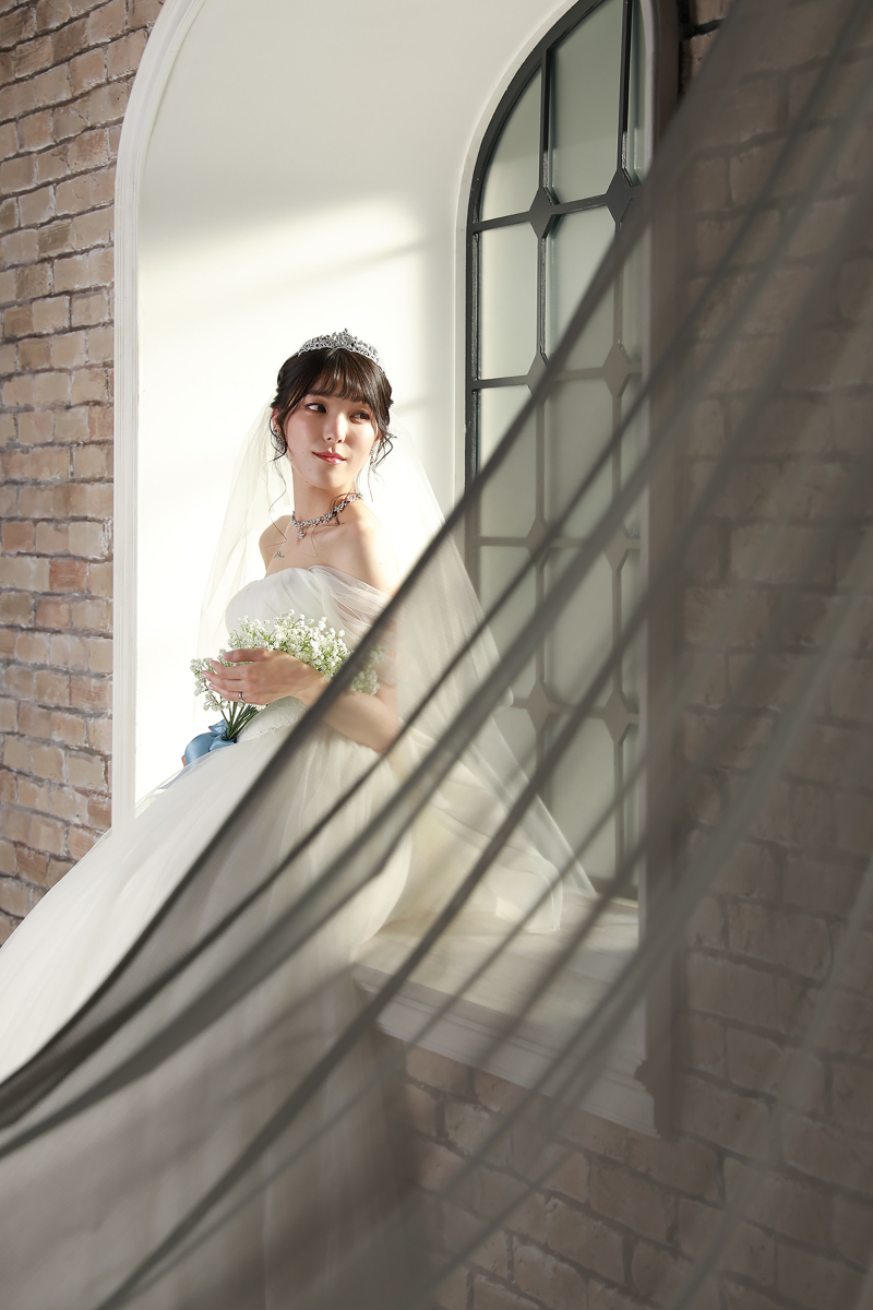 花嫁様の窓際のソロショット