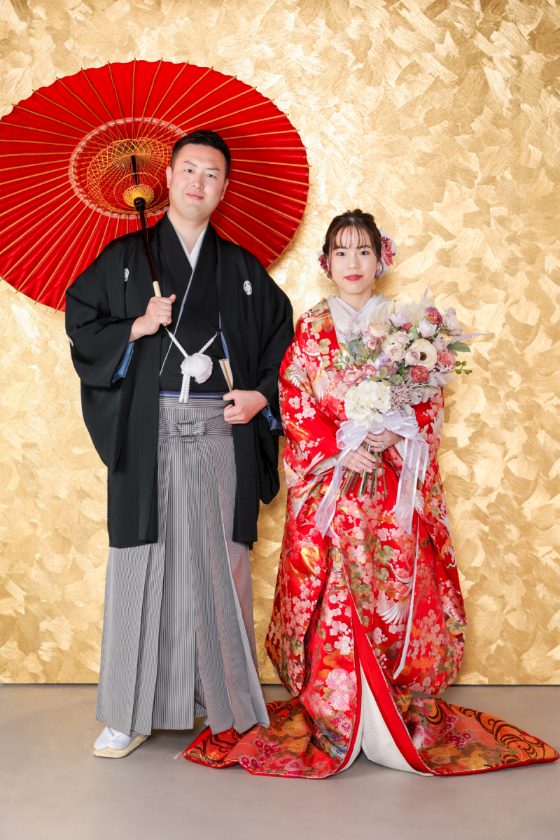 きらびやかな背景と共に