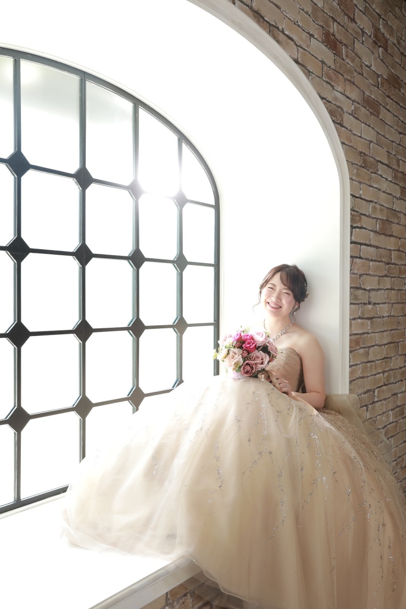 自然光差し込むLARGE WINDOW