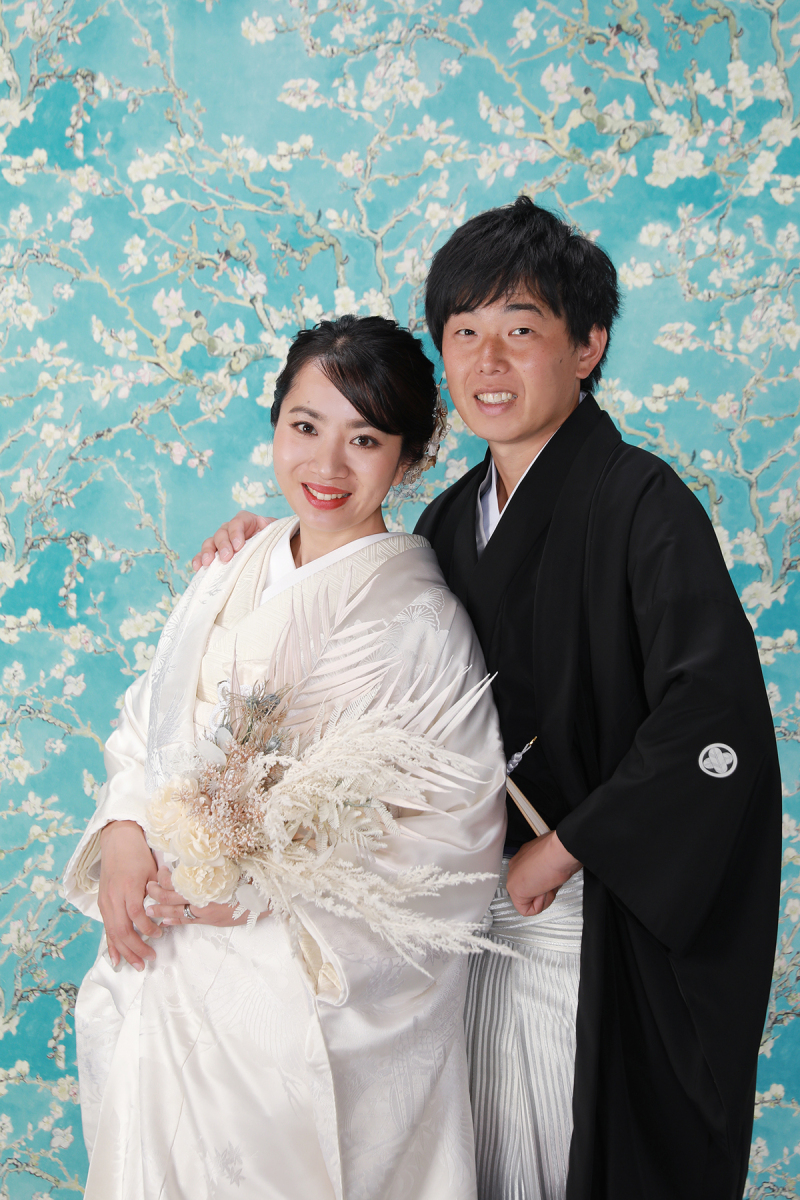 アーモンドの花を背に