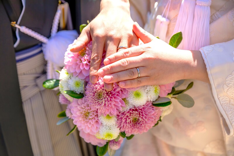 マリッジリングが輝くお手元ショット