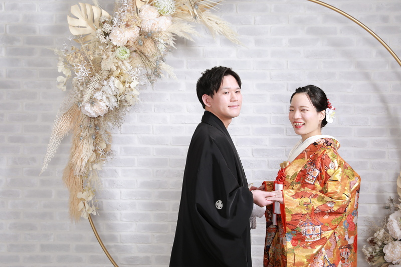 フラワーアーチの前で手つなぎショット