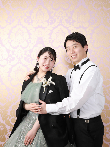 ご新郎様のジャケットを羽織って