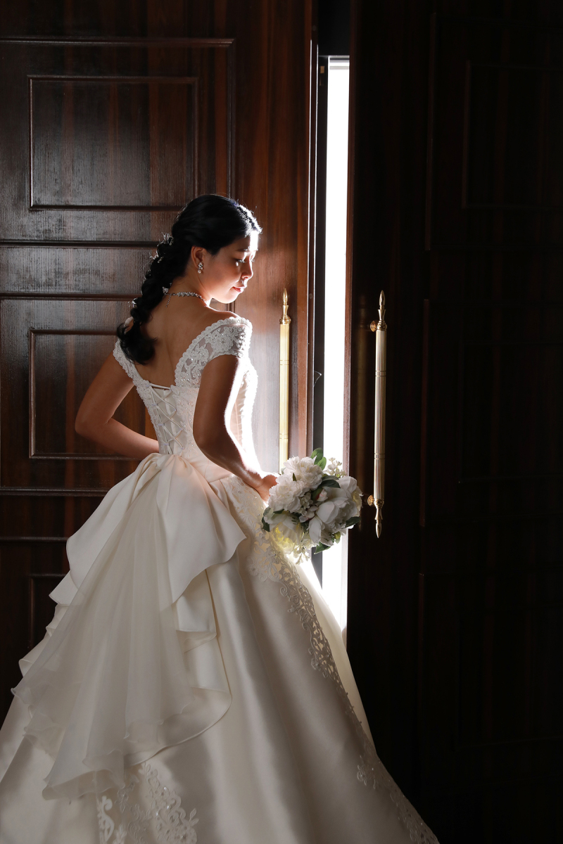 ドアから差し込む光が…