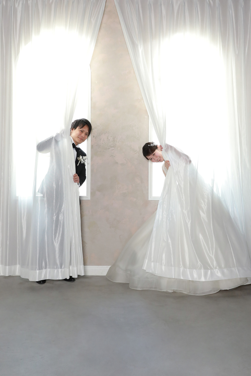 カーテンからひょっこり