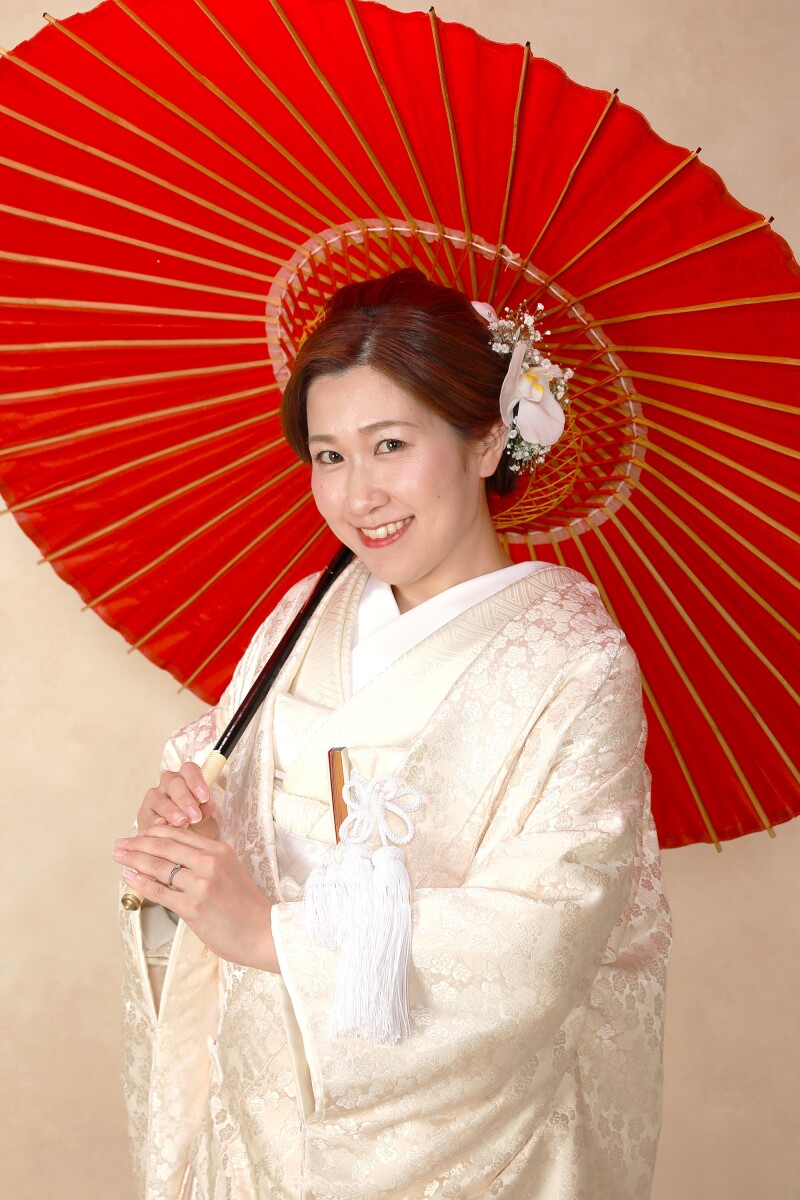 赤色に映える白無垢姿