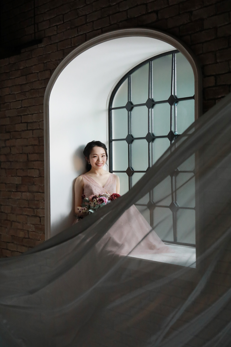ご新婦様　窓際でのソロショット