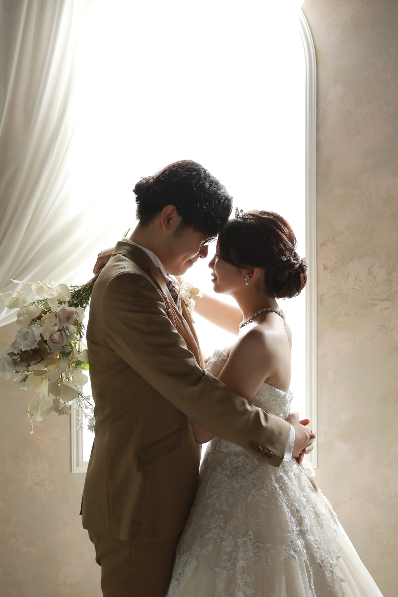 おでこを近づけて雰囲気ある写真に