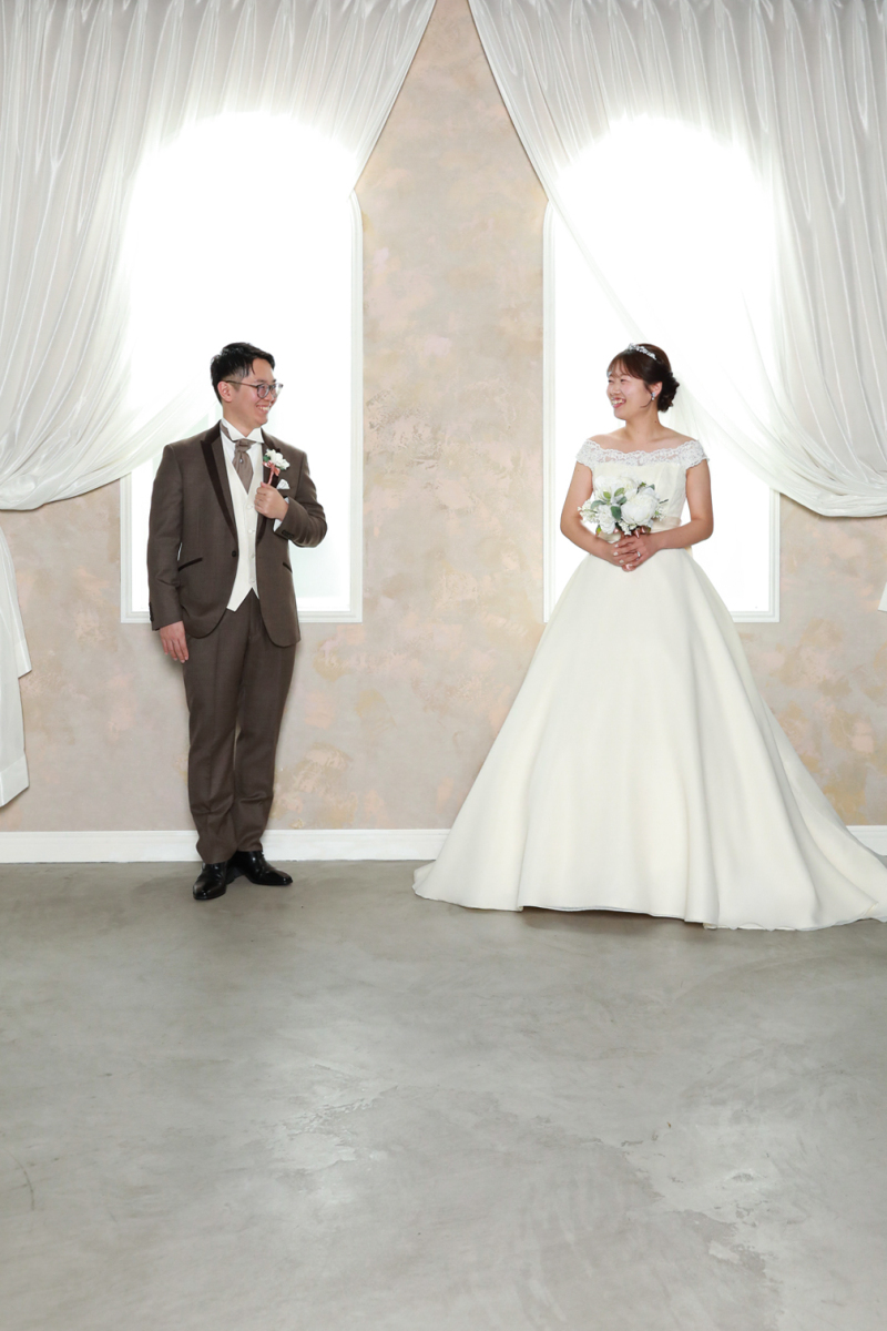 窓辺で笑い合いながら