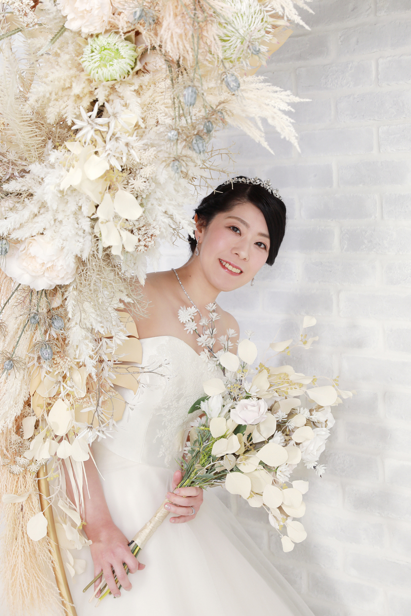 お花からのぞくご新婦様