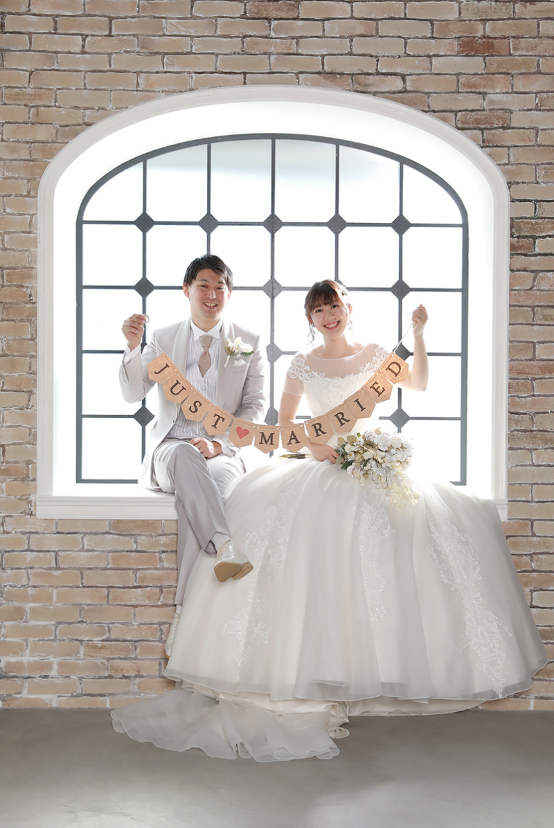 大きな窓の前で