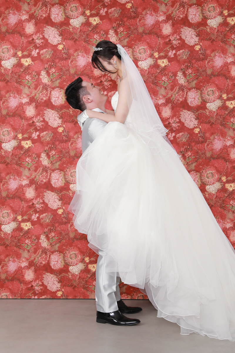 抱っこポーズで愛情溢れる一枚