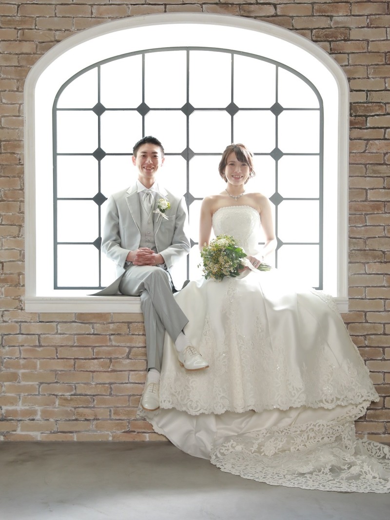 大きな窓にお座りショット