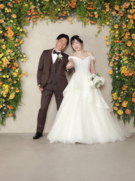 お花の中で仲良く手繋ぎショット