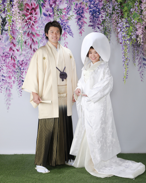 しだれ藤をバックにスタンダードショット