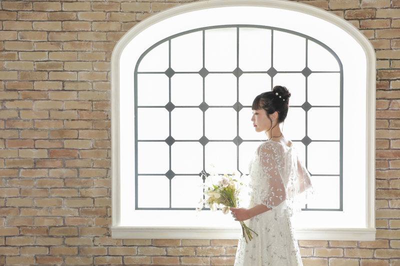 レースとうなじの透明感が印象的な振り向きショット