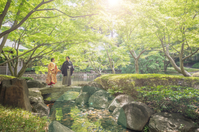 光のなか、ふたりで渡る春の橋