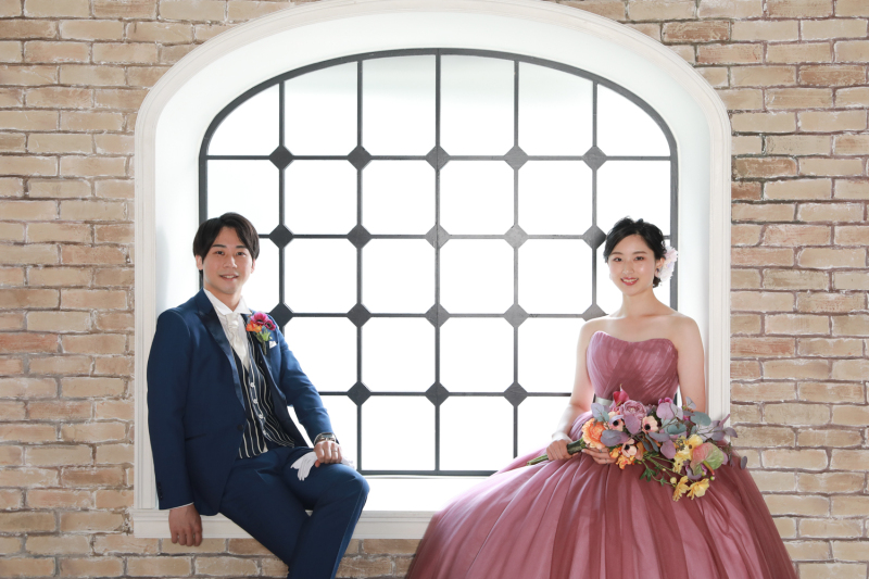 カラードレスでの窓際ショット